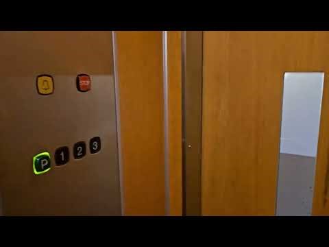 Old Kone traction elevator/lift in Iskostie 2D, Myyrmäki, Vantaa