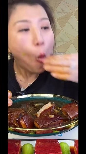 Woman Swallows A Enormous Pickle Without Chewing!