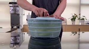 Watch Cleaning and spin-dry process of salad spinner in real scene on Amazon Live
