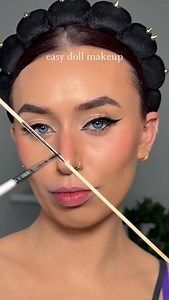 easy doll makeup✨ IB @makeuppbyruthie PRODUCTS @narsissist natural radiant longwear foundation @morphebrushes eyeshadow @technic_cosmetics white base @mehronmakeup paradise paints @lorealparis superliner @maybelline sky high mascara #makeup #mua #makeupartist #halloween #halloweenmakeup #doll #dollmakeup #dollface #dollfacemakeup #brokendoll #brokendollmakeup #halloween2025 | Emma Farrell Beauty