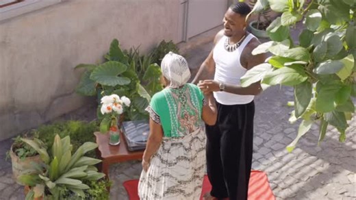 Helio Batalha on Instagram: "Mama nta lembra Notes ki bu pasa sem deta Riba cama só tá pensa Sonhos ki trabadjo cá dexa Rola masa na Kel mesa Peso ki bu costa carega Panha brita na rubera mama nta lembra Laguas ki bus odjus dispixa chafariz la na bixa Calos na bu mo dja carixa Só Tá Djobi 3 por dia Feridas nsabi dja cicatriza Fazi tudo pá bu cria Ma hoje nu tá ri De alegria"