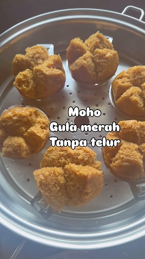 SALAD MASTER COOKWARE ,DM yaa on Instagram: "Moho Gula merah tanpa telur Bahan a: 150gr kentang ( kukus sampai lembut) . Bahan B: 150 santan cair ( boleh ganti air ) 150gr gula merah sisir 1/2sdt garam Daun pandan Masak sampai gula merah leleh, saring Bahan C: 225gr tep kunci biru 6gr ragi . Masukkan semua bahan ke blenderan atau mixer dengan kaki spiral sampai adonan halus . Biarkan fermentasi 1.5 jam . Panaskan kukusan , kukus dengan api besar. . Masukkan ke cup2 sebelum masukkan ke kukusan. G