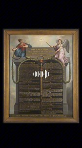 Le 26 août 1789, l'Assemblée constituante adopte la Déclaration des Droits de l’homme et du citoyen, un texte fondamental qui ébranle les fondements de l’Ancien Régime. Inspirée par la philosophie des Lumières, cette déclaration pose les bases d’un monde nouveau, où la liberté et l’égalité devant la loi deviennent des principes intangibles. 🔖 La présentation de cette déclaration évoque les Tables de la Loi de Moïse, mais ici, les deux colonnes sont ornées de symboles révolutionnaires : le faisc