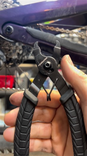 Cjsante🇵🇭🇺🇸 on Instagram: "Quickly remove a master link using foundation chain link pliers and a chain hook tool. It’s just convenient and saves time. @jensonusa #keeppedaling #jensonusa #jensonambassador #americasbikeshop #xcmtblv"