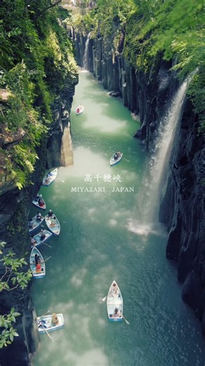 Takachiho Gorge, where nature’s artistry unfolds in a breathtaking display of emerald waters and sheer basalt cliffs which are over 100,000 years old. Paddle along the gorge on a rented rowboat and be awed by the towering cliffs above. Look out for the 17-metre high Manai Falls, and if you're feeling adventurous you can even row right up to the bottom of the waterfall! 🌊🚣 You can also stroll through lush trails that span the water and forest above it and soak in the beauty of this enchanting g