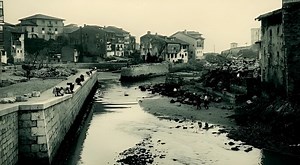 AÑO 1885 | MIRANDO POR LOS MUELLES BUCEANDO EN “EL ORIENTE DE ASTURIAS” “Llamamos la atención de quien corresponda sobre el estado de descomposición en que se encuentran los muelles de las Barqueras. Su pequeña altura es causa de que los cubran las mareas y por este motivo los últimos temporales han echado abajo algunos sillares que si no se vuelven a poner en su sitio es seguro se desprenderán muchos más. Al hacer esta reparación tan precisa y necesaria no sobraría poner alguna otra hilada de s