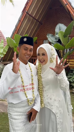 Wedding Content Creator on Instagram: "Wedding story kak @sherlytriii & @dhirafajha 🕊️ Thanks to all vendors : MUA : @issadana_makeup Henna : @shivaa_henna FG : @kang_pho.to_085935046416 Deco : @inzhafrandekor_082221224224 Venue : @warungseblang MC : @marco_mc.bwi WCC : @paparazziweddingmu"