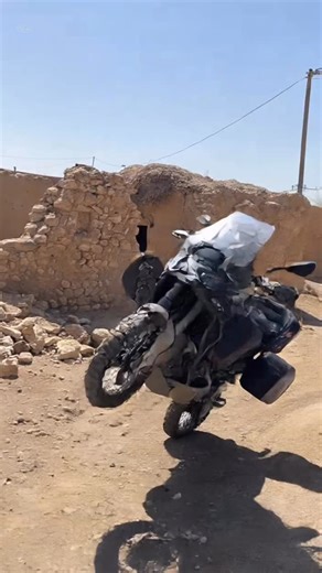 Cihan on Tour on Instagram: "Mein Motorrad hat heute gekündigt. 🤯😂 Da stehst du ganz normal neben deiner Maschine… und plötzlich macht sie einen Fahrerlosen-Wheely, dreht sich um 180° und haut einfach ab. Ich schwöre, ich hab nur gesagt: „Nein, nein, komm zurück!“ – aber sie hat wohl andere Pläne. Vielleicht wollte sie einfach ihre eigenen Abenteuer erleben. 🏍️💨 Manchmal ist nicht der Fahrer das Problem… sondern das Motorrad selbst. 😅🔥 Was würdest DU tun, wenn dein Bike plötzlich alleine l