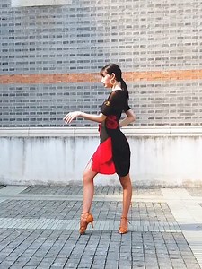 1K views · 31 reactions | Tua đỏ như trong clip đã hết hàng, còn tua đen và 1 loại váy tím nữa thôi khách nhé . Bên em chuyên về bán sỉ,nên khách lẻ lưu ý phải thật thích và định mua thì hãy gửi hình báo giá.Hàng đã chốt đặt là không bao đổi trả. Mong quý khách lưu ý trước khi giao dịch. | Váy khiêu vũ | Facebook