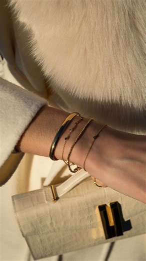 Joana Dias on Instagram: "A monochrome base, tan accessories, and a timeless cashmere & wool jacket from @goelia_official 🤎 #timelessstyle #elegantstyle #outfitinspiration #ralphlaurenstyle #oldmoneyaesthetic"