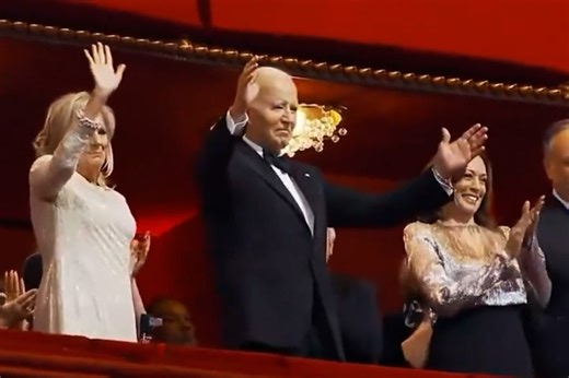 Awkward: President Biden and First Lady ignore Kamala Harris during standing ovation at the Kennedy Center Honors