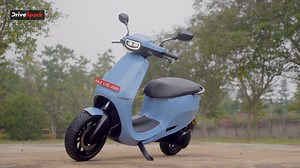 Ola Electric Swappable Battery Technology Patented Explained In Kannada By Giri Mani | ಓಲಾ ಎಲೆಕ್ಟ್ರಿಕ್, ಭಾರತದ ಎಲೆಕ್ಟ್ರಿಕ್ ವೆಹಿಕಲ್ (ಇವಿ) ಮಾರುಕಟ್ಟೆಯಲ್ಲಿ ಪ್ರಮುಖ ಆಟಗಾರನಾಗಿದ್ದು, ಇತ್ತೀಚೆಗಷ್ಟೇ ತನ್ನ ನವೀನ ವಿನಿಮಯ ಮಾಡಬಹುದಾದ ಬ್ಯಾಟರಿ ತಂತ್ರಜ್ಞಾನಕ್ಕಾಗಿ ಪೇಟೆಂಟ್ ಪಡೆದುಕೊಂಡಿದೆ. ಈ ಬೆಳವಣಿಗೆಯು Ola ಅನ್ನು ತನ್ನ ಅವಳಿ ಸ್ವಾಪ್ ಮಾಡಬಹುದಾದ ಬ್ಯಾಟರಿ ತಂತ್ರಜ್ಞಾನಕ್ಕೆ ಹೆಸರುವಾಸಿಯಾದ Hero Vida ನಂತಹ ಇತರ ಉದ್ಯಮದ ದೈತ್ಯರೊಂದಿಗೆ ನೇರವಾಗಿ ಸ್ಪರ್ಧಿಸಲು ಮತ್ತು ಸ್ಥಿರ ಮತ್ತು ವಿನಿಮಯ ಮಾಡಬಹುದಾದ ಬ್ಯಾಟರಿಗಳ ಸಂಯೋಜನೆಯನ್ನು ಒದಗಿಸುವ ಸರಳ ಶಕ್ತಿಯೊಂದಿಗೆ ನೇರವಾಗಿ ಸ್ಪರ್