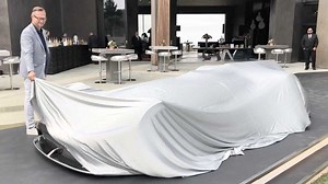 全世界速度最快的跑车，时速可达600公里，拉开遮车布后更神奇！