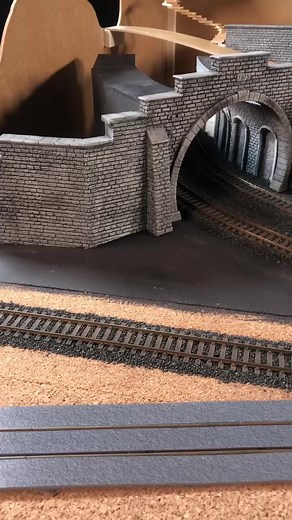 39K views · 207 reactions | Täglich ein neues Video auf YouTube vom 01.12.2022 - 24.12.2022! Jetzt NOCH YouTube-Kanal abonnieren @NOCHGmbH In unserer Videoreihe im Advent zeigen wir Ihnen, wie Sie Schritt für Schritt eine Profi-Anlage gestalten. Für die Grundplatte verwenden wir den Easy-Track Trassenbausatz „Martinstadt“. In Folge 5 arbeiten wir mit den NOCH Hartschaum-Mauern. Diese werden zugeschnitten und gealtert. Jetzt auf YouTube Streamen. | NOCH Modell-Landschaftsbau | Facebook