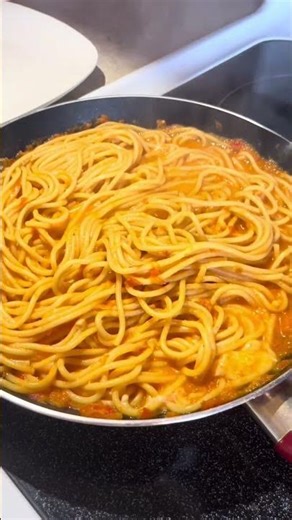 “Espagueti con Salmón en Leche de Coco 🍝