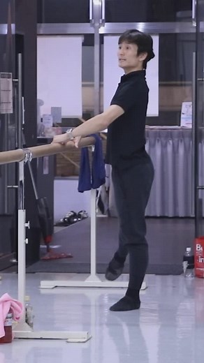 Angel R Dance Palace｜バレエスタジオ@渋谷・表参道 on Instagram: "上半身がぶれないように！ １番両手ジュッテを美しく✨ 足の動きがゆっくりな時も、速く動く時も、上半身を正しくキープ‼️ 色々な動きにつながっていくからこそ、意識を向けて丁寧に…♪ 基礎が繋がり、美しい表現へとつながっていくバレエの動き。 奥深く難しいからこそ、夢中になれますね✨✨ 動画は、八幡顕光先生による初期クラスの様子です。 YouTubeでは、クラスの様子をより詳しくご紹介しています🎥 ぜひチェックしてくださいね！ ……………………………….. 〈 八幡顕光先生のクラス情報 〉 🔸毎週火曜日 20:40-22:10 バレエ初中級 📍表参道校1スタジオ 🔸毎週木曜日 19:00-20:30 バレエ初中級 📍表参道校1スタジオ 🔸毎週木曜日 20:40-22:10 レベルフリー（初級以上） 📍表参道校2スタジオ ……………………………….. Angel Rでは新規入会キャンペーンを行なっています🎁 体験レッスン（￥1,000）受付中✨ ぜひ、お気軽にお越しください！！