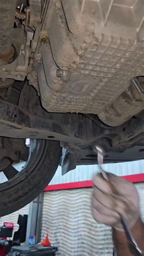Cómo sacar el filtro de aceite sin derramar nada 🛢️🔧 Si haces el mantenimiento de tu auto en casa, sabes que quitar el filtro siempre termina en un desastre. Con este truco de mecánica usando un simple vaso de plástico, logras sacarlo rápido, completamente limpio y sin tirar una sola gota al piso o mancharte el brazo. ¿Ya aplicabas este hack en tu taller o sigues batallando para no ensuciar todo? 👇 truco para cambiar filtro de aceite, mecánica automotriz básica, evitar derramar aceite de moto
