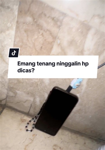 Niatnya ibadah malah gak khusyu gara-gara ninggalin hp di cas beginiann.. Emang paling bener kata mbaknya sih🤓 Kalo begitu ibadah kan jadi makin tenang, iya gak gaess?🫵🏻 #masjidistiqlal #ubox #sewapowerbank #ibadah