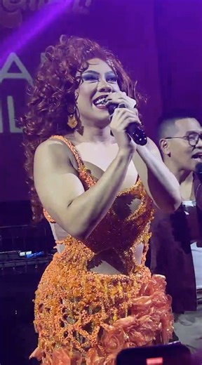 'ANG SAYA PALA MAGKA-RUBADGE!' 🏅 Arizona Brandy flexed her acting chops and won her first "Ru-badge" in the "Crazy B*tch Slaysians" episode of "Drag Race Philippines: Slaysian Royale!" At the "Bekenemen" viewing party, she shares her thoughts about her episode 4 win and the reason why she sent Kitty Space home. Watch the video. | GMA News