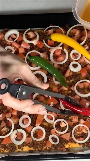 Türkische Pizza mit Hackfleisch und knackigen Peperoni. #pizza #pizzarezept #türkischeküche #rezept