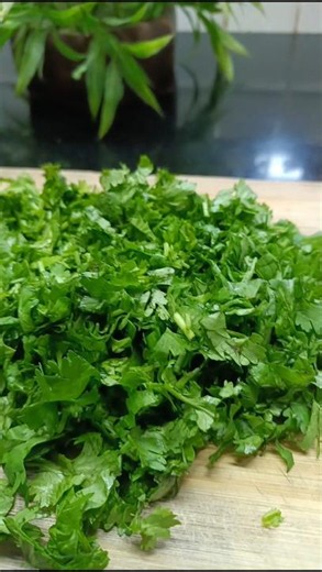 Keep Coriander Fresh for Days 🌿 | Simple Kitchen Tip | Please subscribe for more videos 😊