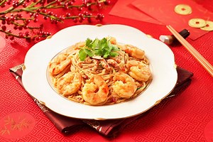 Attract good health and wealth with Braised Prawns, Crab Meat and E-fu Noodles in Oyster Sauce! Preparation Time: 15 (mins) Cooking Time: 7 (mins) Cooking Method: Braise Difficulty: Normal Serving Size: 2 (persons) Ingredients E-fu Noodles 150g [2 small cakes] Prawns 250g [meat, deveined and dried] Bean Sprouts 120g Green Onion(s) 2 pcs [sectioned] Garlic 2 tsp [minced] Crab Meat 50g Marinade Premium Oyster Sauce 4 ½ tbsp. Chili Bean Sauce Water 250 ml Directions 1. Blanch prawns and bean sprout
