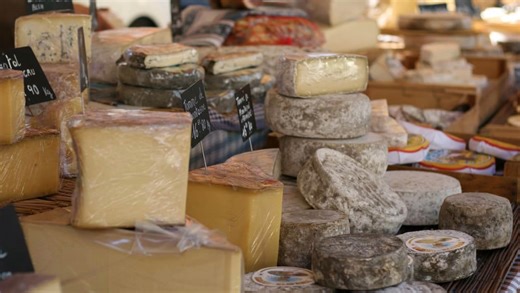 La France est le pays du fromage, et pourtant, on est obligés d'importer massivement l'emmental
