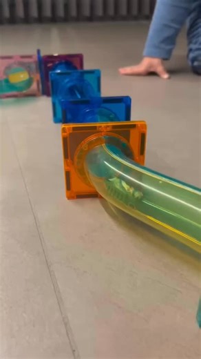 Onze knikkerbaan van Picassotiles icm de flash nano van Hexbots… 🤩 De magnetische knikkerbaan van Picassotiles is al een enorm succes, maar icm de flash nano van Hexbots wordt het nog net dat tikkeltje spannender! Dit geeft je de mogelijkheid om ook een ‘platte’ knikkerbaan te bouwen want de flash nano duwt met alle gemak je knikkers door de baan! 🥰 Eindeloos speelplezier gegarandeerd! 📌 Hexbots | Flash nano 📌 Picassotiles | Knikkerbaan 🐘 https://meneerolifant.be/?s=Picassotiles 🐘 #magneti