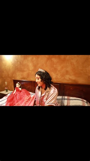 María Inés, tus XV marcan el inicio de una nueva etapa, donde la magia, la elegancia y la alegría se unen para escribir el primer capítulo de una vida llena de momentos inolvidables. Brillas con luz propia… y hoy, el mundo se ilumina contigo. Contáctanos: 961 329 0349. | Suárez Films