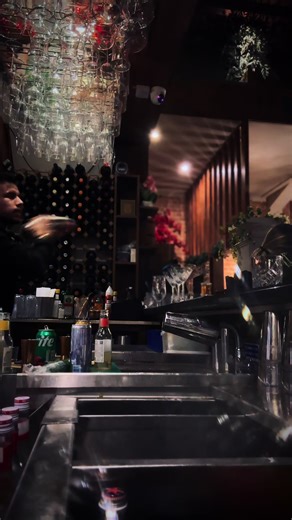 Fresh strawberries, ice-cold shake 🍓 A smooth Strawberry Daiquiri and a playful Pishi Pishi 🍸 Simple ingredients, perfect balance, good vibes only. Because great cocktails don’t need noise — just flavour.