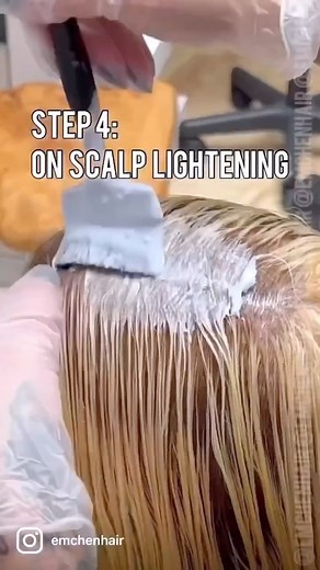 From copper to bright blonde! Follow along with this stunning transformation by @emchenhair, and check out the Goldwell favorites she used along the way.👇 ⁣ ⁣ COLOR EXTRACTOR⁣ Goldwell Color Remover w/ 10 vol for 30 minutes.⁣ ⁣ LIGHTENER #Goldwell #oxycurplatin w/10 to 30 vol⁣ ⁣ ON-SCALP LIGHTENING ⁣ Goldwell Oxycur Platin & 20 vol ⁣ Be sure to share your styles with #GoldwellApprovedUS for a chance to be featured on our page. Terms and conditions in bio. - #gogoldwell #platinumhair #goldwellco