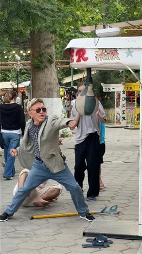 Old man crazy Boxing Prank 👴🏼🥊