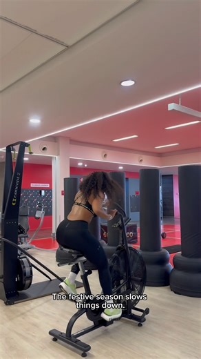 Festive season isn’t always consistent, gym buddies disappear, routines get shaky. But I stay moving. From a 5K run to fast-time functional training, I choose how I train. With 100 workout modes, my @huaweiza Watch GT 6 keeps me intentional, even in the festive noise. 🏃🏽‍♀️💪🏽 | Grace Motswana