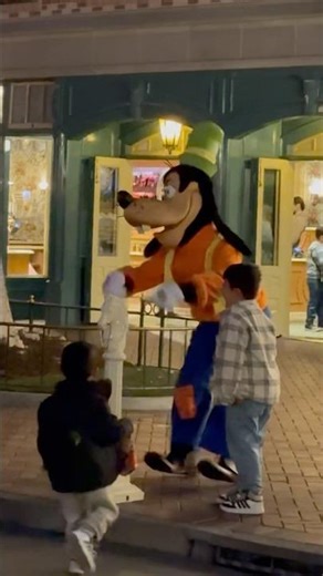 How we met Goofy in Disneyland 😍#viral #goofy #disneyland #shorts #shortsfeed #youtubeshorts