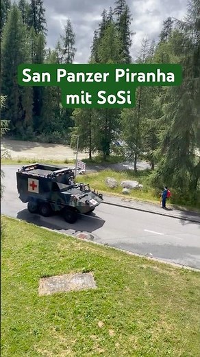 Sanitätspanzer Mowag Piranha der Schweizer Armee unterwegs mit Sondersignal #military#rettungsdienst