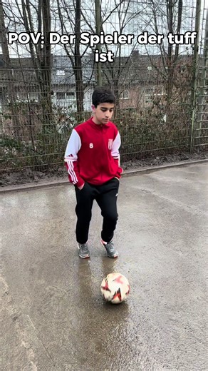 Der Spieler der tuff im Fußballspiel