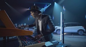 Brice Davoli est compositeur, arrangeur et orchestrateur français. A bord de la Honda e qui le mène à La Seine Musicale pour l'unique représentation de Symphoni:e, il nous dévoile l'origine de son inspiration et le challenge pour revisiter "L'Hiver" d'Antonio Vivaldi, avec un arrangement mêlant musique classique et électro. Découvrez la suite sur myCANAL | Jack