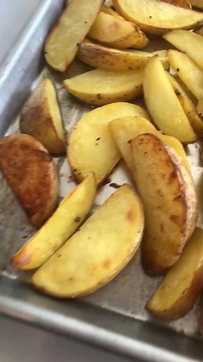 Oven “fried” potato wedges for dinner tonight. Want the recipe👇🏻#bostonfoodies #ovenpotatoes #ovenfried #potatorecipes #sidedishes #whatsfordinner | Jenna Garner