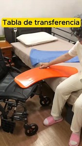La tabla de transferencia deslizante es una solución práctica para facilitar el traslado de personas con movilidad reducida dentro del hogar o centros de cuidado. Permite pasar de la cama a la silla, al sillón o a la silla de ruedas de forma más segura, cómoda y sin esfuerzo físico. Gracias a su diseño deslizante, el traslado se realiza de manera suave, reduciendo la necesidad de cargar peso y minimizando el riesgo de movimientos bruscos. Es ideal para personas que buscan mayor independencia en 