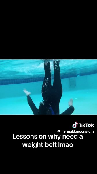 Wearing a wetsuit because i decided to start this journey in october 🤦🏻‍♀️ #mertok #mermaiding #mermaidtraining #monofin