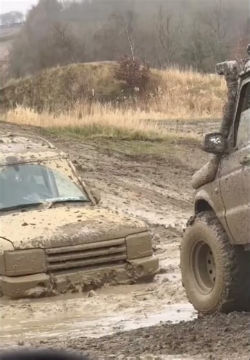Land rover stuck in mud loses bumper on tow 👀🙈🤣
