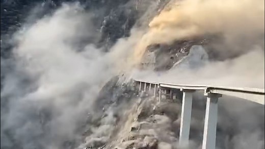 视频｜四川阿坝马尔康市红旗桥引桥垮塌一刻，山体变形滑塌所致_锋线视频_澎湃新闻-The Paper