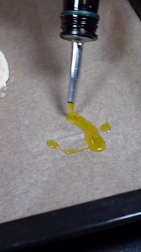 👇Tatins de chou rouge👇 Abonne-toi à @le.renard.et.les.raisins pour plus de recettes vegan 🌱 J’ai vu cette idée chez @astrid_oriani, merci à elle ! 1/2 chou rouge, le choisir petit ! 1 pâte feuilletée sans beurre (la plupart le sont, il suffit de lire les ingrédients) Huile d’olive, vinaigre balsamique, sucre, sel 3 cas de lait végétal au choix Couper le chou rouge en tranches d’environ 1 cm. Si le chou est trop gros, on peut couper des tranches puis utiliser un emporte-piece pour tailler des 