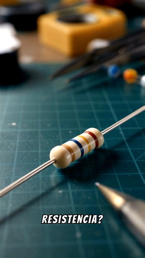 🎨 Código de Colores de Resistencias: el lenguaje secreto de la electrónica ¿Alguna vez te preguntaste qué significan las rayas de colores en una resistencia? No es decoración: es un código universal creado para leer valores eléctricos cuando no caben números impresos. Cada color representa un dígito y, combinándolos, puedes conocer el valor en ohmios y su tolerancia sin usar instrumentos. Este sistema sigue siendo fundamental en electrónica, automatización y mantenimiento industrial. Si estás a