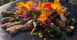 Grillet svineribbe og wokede grønnsaker