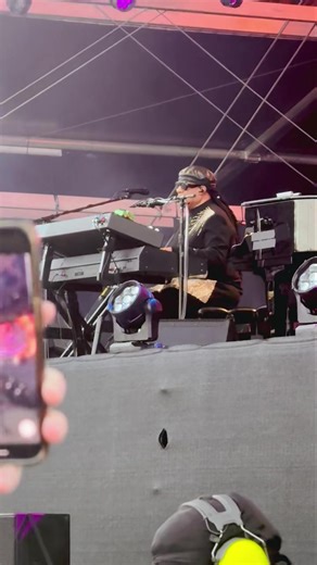 #StevieWonder Shines in Cardiff: A Night to Remember 🤩🏴󠁧󠁢󠁷󠁬󠁳󠁿 Last night, #Cardiff was treated to a truly unforgettable performance as the legendary Stevie Wonder took to the stage at Blackweir Fields. The 25-time GRAMMY award-winning icon delivered his “Love, Light & Song” show to a packed crowd, marking one of only three UK outdoor dates this year. For many, it was a once-in-a-lifetime chance to see a musical genius whose influence spans generations. A Masterclass in Musical Brilliance