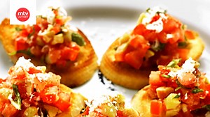 Bruschetta tomaatin, oliivien ja basilikan kera