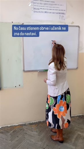 Nesugurni su a to ne žele da priznaju pre svega sebi pa onda ni nama, roditeljima, nastavnicima. Zbog toga je važno da im pružimo osećaj sigurnosti tako što ćemo obratiti pažnju na našu neverbalnu komunikaciju. Na stav✅ Na glas✅ Na ton✅ Način na koji ih gledamo✅ Način na koji stojimo✅ Čini se kao previše. Međutim mi komuniciramo celim bićem ne samo rečima. Na šta tvoj tinejdžer najburnije reaguje? Kada oštro govoriš? Kada ga ne gledaš, već radiš nešto dok ti se obraća? Kada želiš da ga zagrliš? 