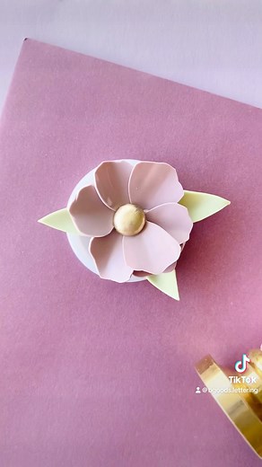 A flower made of sealing wax. Yes or no? As you’ve probably guessed by now anything with flowers is totally my vibe. So when I saw a clay artist make flowers out of clay I thought, “I could probably make flowers out of sealing wax, right?”. After a few attempts it did actually work and it really does look like a flower!Watch the full tutorial on my YouTube channel!! #bgoodslettering #waxsealclub #theletteringbox #waxsealmaking #waxseals #Waxsealstamps | Betsy - bgoods.lettering