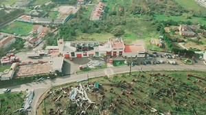 Hoje o meu coração fala mais alto do que a minha voz. O que aconteceu em Leiria marcou-nos a todos. Foi difícil encontrar palavras, mas encontrei refúgio na música. Um tema que não é apenas uma canção, é um abraço à nossa cidade e a cada um de vocês. Escrevi cada verso a pensar na esperança que precisamos de manter viva e no amor que é a única força capaz de reconstruir o que quer que seja. Que esta melodia possa ser um pequeno ponto de luz no meio de tudo isto. Obrigado Sérgio Espírito Santo pe